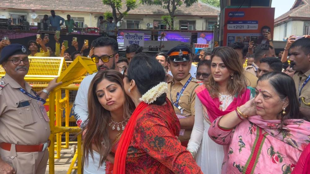 shilpa-shetty-and-her-family-visited-lalbaugcha-raja-to-seek-the-blessings-of-lord-ganesha